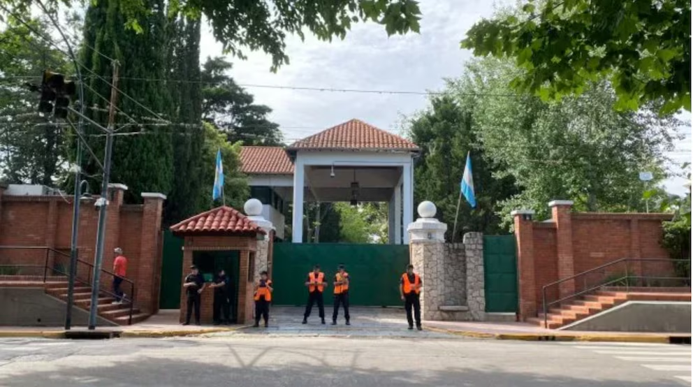 El frente de la residencia oficial tras la muerte en Quinta de Olivos.