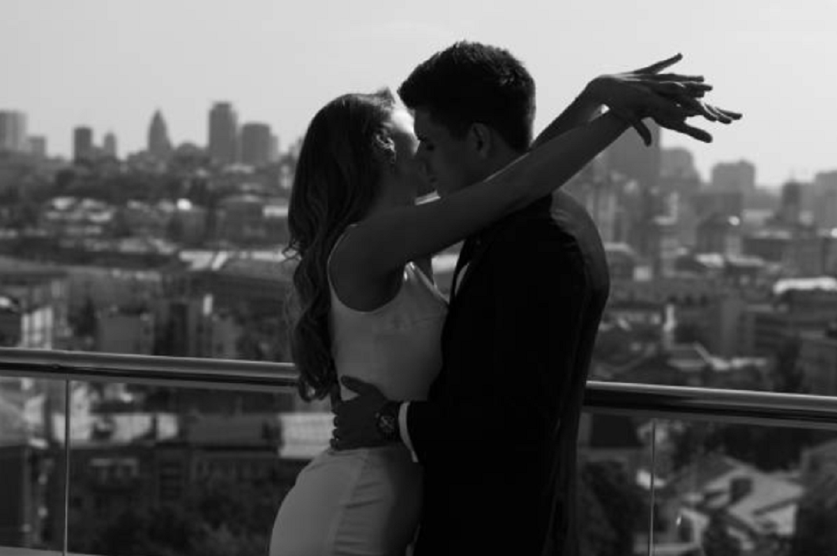 Mujer que siente que no puedo dejarlo mientras enfrenta un conflicto emocional profundo