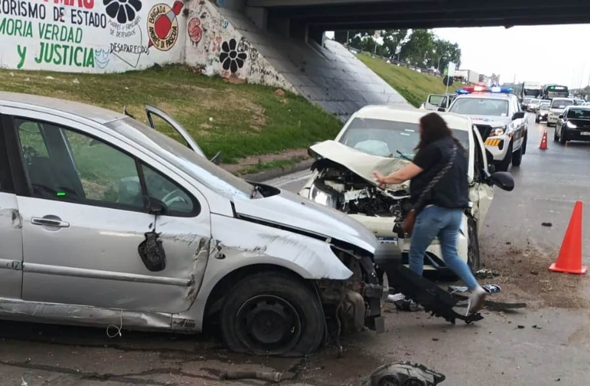 Autos destrozados tras choque de la conductora alcoholizada