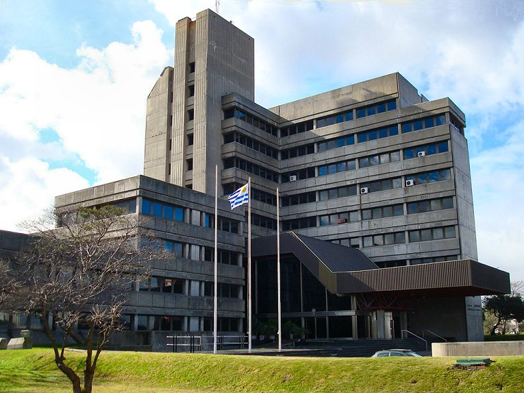 Auditoría de ASSE contrataciones ITHG detecta desvíos millonarios y falta de controles efectivos Auditoría de ASSE contrataciones ITHG revela sobreprecios y pagos irregulares en traslados médicos