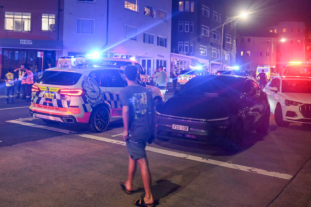 Policía acordonando Bondi Beach tras ataque terrorista a judíos en Australia Policía acordonando Bondi Beach tras ataque terrorista a judíos en Australia