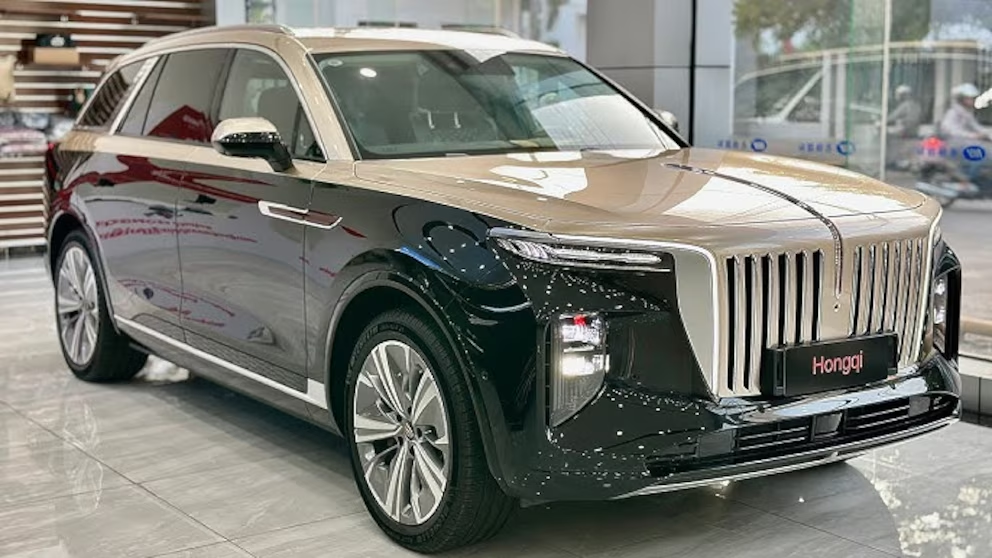 El lujoso auto de la China Suárez Hongqi