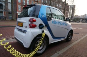 Autos eléctricos impulsan récord histórico del mercado automotor uruguayo en 2025