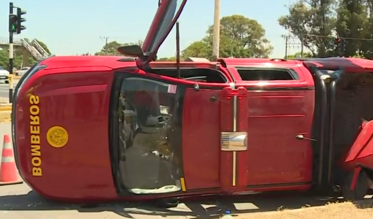 Camioneta de Bomberos en Salinas accidentada