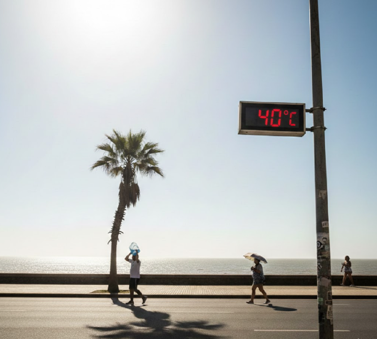 Termómetro marcando la ola de calor en Uruguay