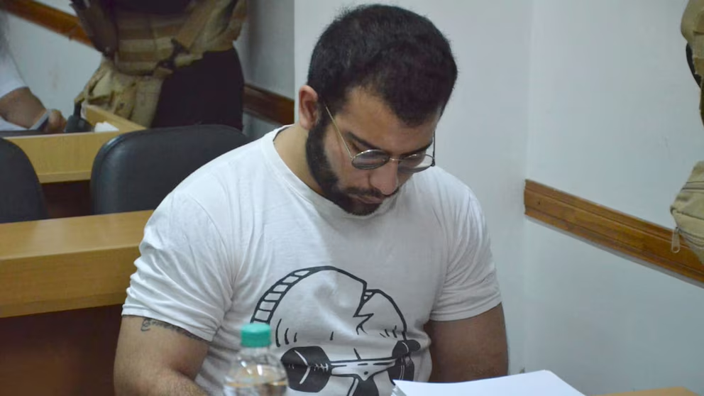 Orden judicial: Marcela Acuña perderá tratos especiales y no tendrá más privilegios 5 César Sena en la audiencia mientras Marcela Acuña perderá tratos especiales