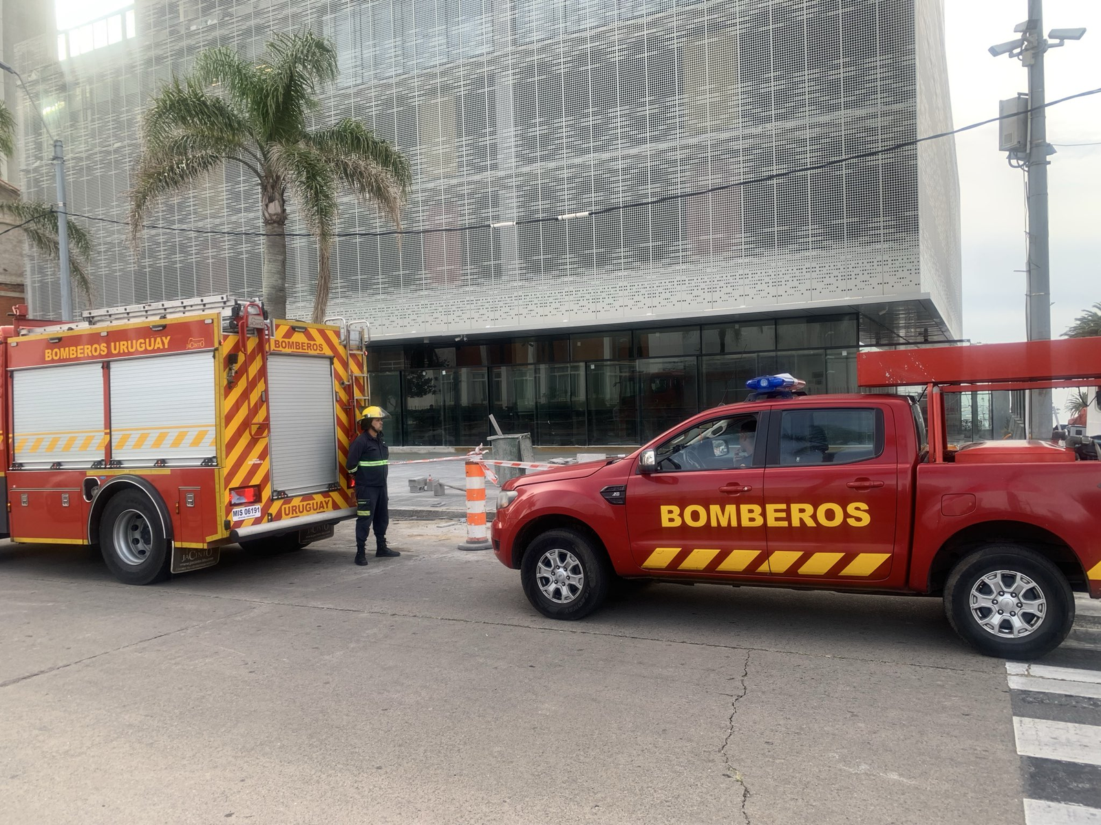 Amenaza de bomba en World Trade Center Montevideo generó amplia evacuación preventiva 4 Evacuación total por amenaza de bomba en el World Trade Center Montevideo