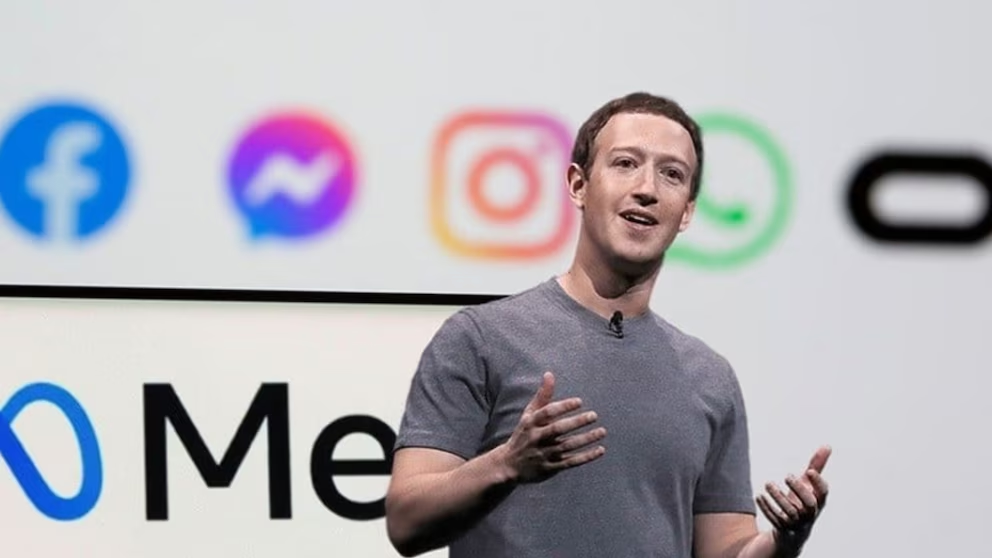 La Visión de Mark Zuckerberg: El Reemplazo de los Smartphones por Gafas Inteligentes Antes de 2030 4 Hombre usando gafas de realidad aumentada interactuando con hologramas, el futuro reemplazo de los smartphones.