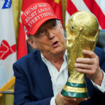 Trump sostiene el trofeo previo al sorteo del Mundial 2026 en Washington
