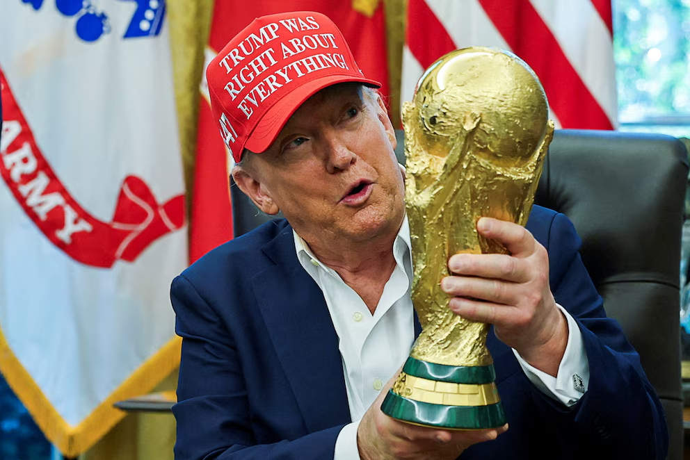 Trump sostiene el trofeo previo al sorteo del Mundial 2026 en Washington