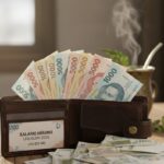 Billete uruguayo representando el salario mínimo en uruguay