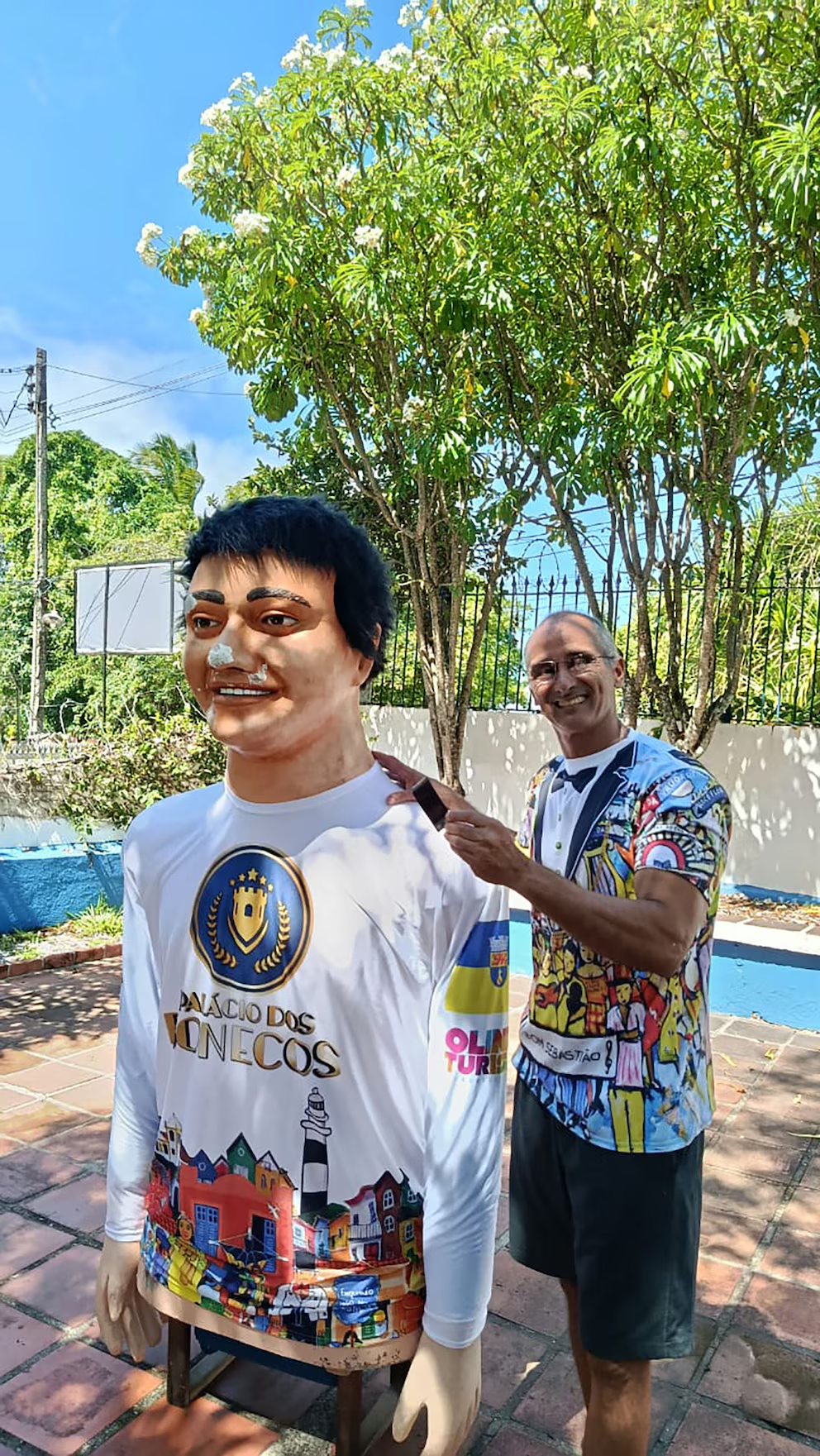 Una tragedia en gimnasio de brasil destapó fallas de seguridad en la ciudad de Olinda 3 Ronald Montenegro junto a un muñeco gigante, en su rol como director del Palácio dos Bonecos de Olinda.