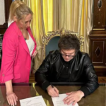 Firma del aumento en los sueldos de los funcionarios