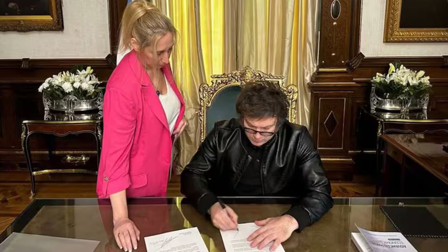 Firma del aumento en los sueldos de los funcionarios