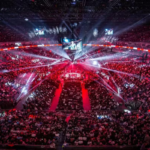 Los médicos atienden a Ibragimov en el octógono, un suceso que marcó el escándalo por una pelea promocionada por Cristiano Ronaldo.