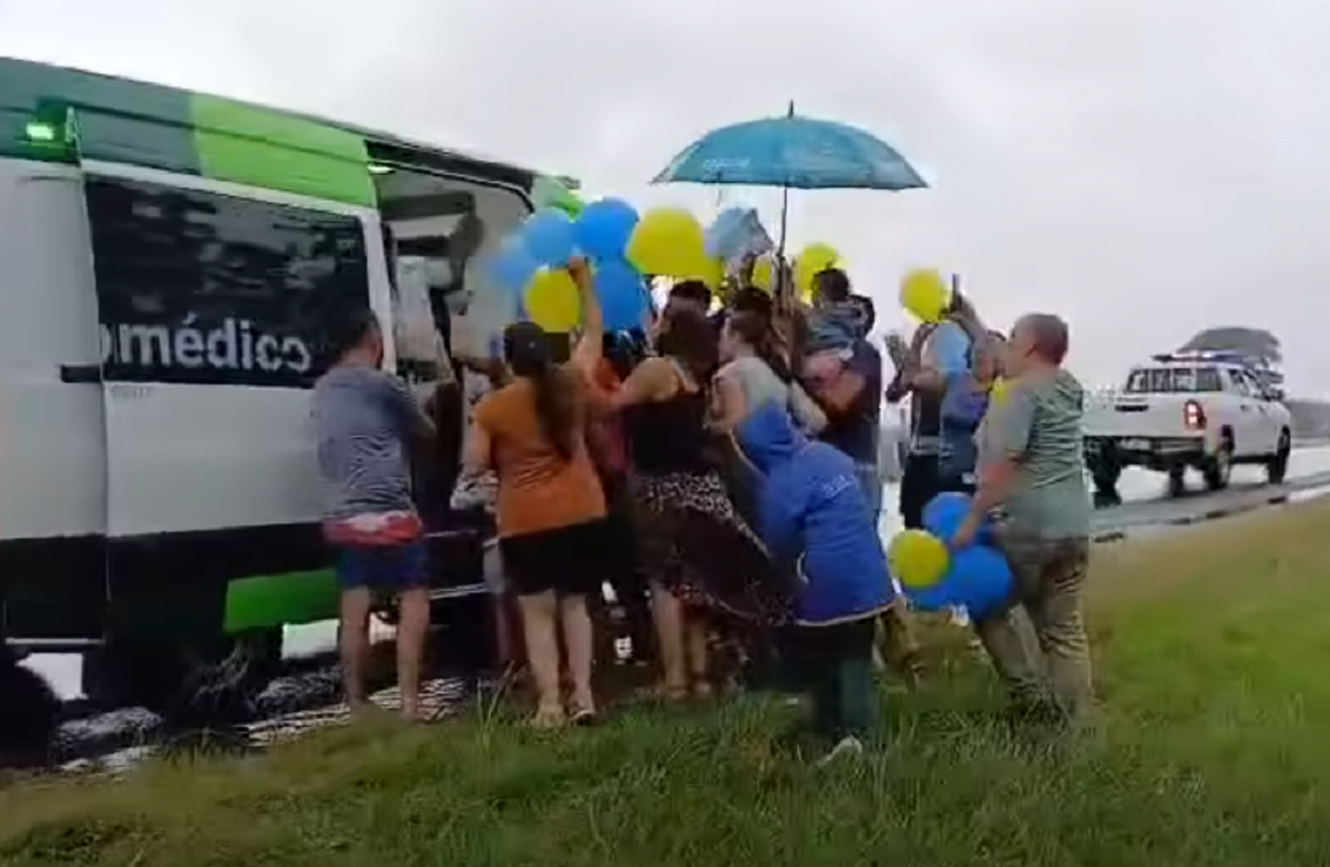 El recibimiento de Salvador tras el incendio en Salto