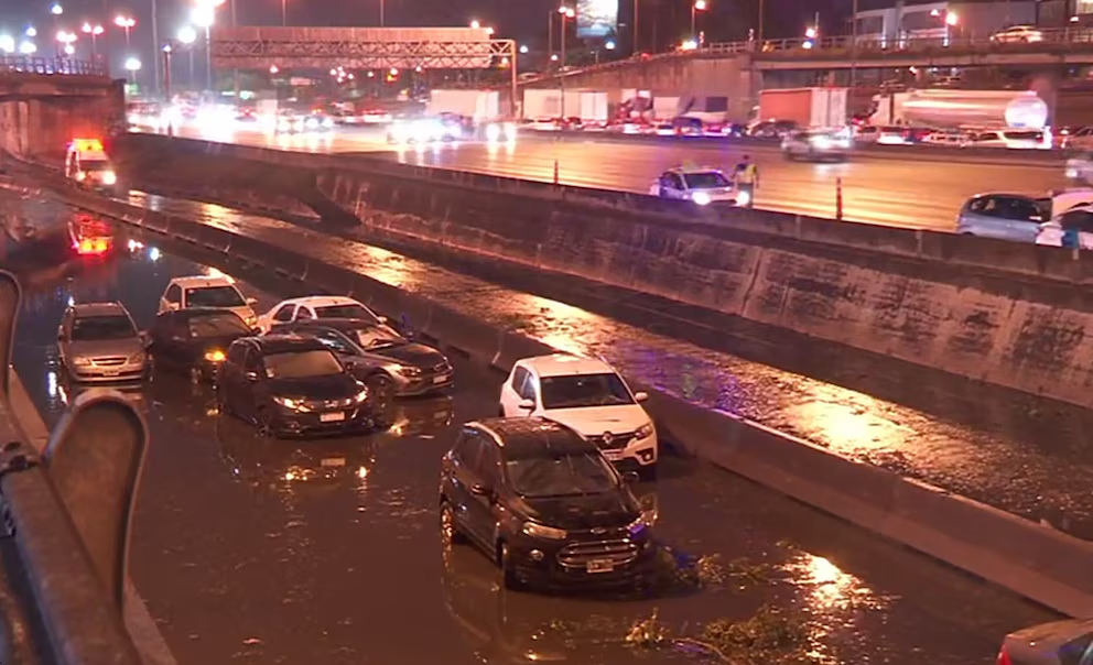 Autos flotando en plena Panamericana tras las Tormentas en el AMBA
