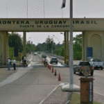 Mujer cargando una canasta de alimentos frente a un comercio, ilustrando el régimen de comercio de frontera.