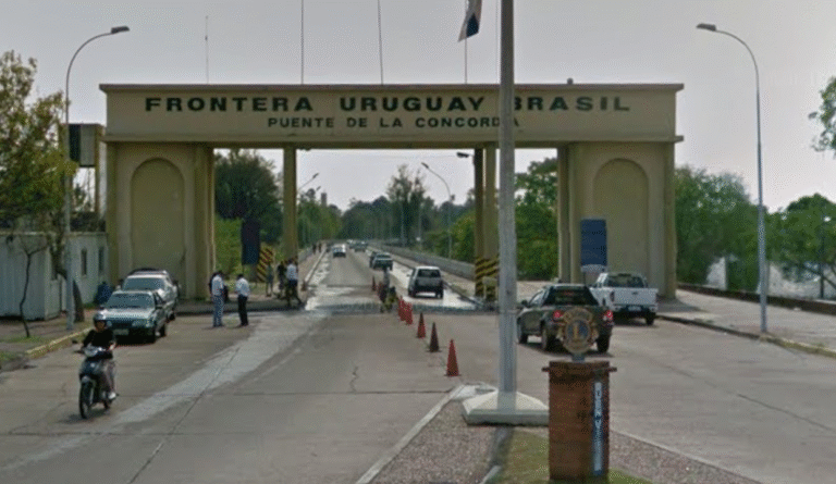 Mujer cargando una canasta de alimentos frente a un comercio, ilustrando el régimen de comercio de frontera.