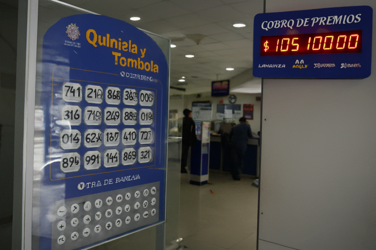 Sorteos de Quiniela y Tómbola en Uruguay: escena real en local de apuestas Quiniela y Tómbola en Uruguay: bolilleros y máquinas de sorteo en local de apuestas