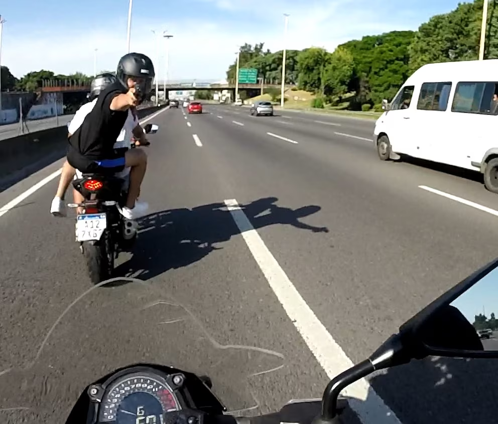 Cámaras de seguridad y robo a un motociclista