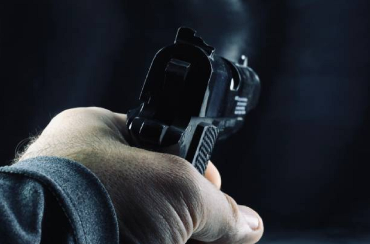 Personas haciendo tiro al blanco en balneario Tranqueras con un revólver