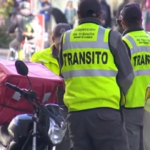 Inspector de tránsito de Montevideo fiscalizando y generando recaudación por multas en la IM.