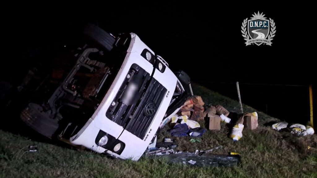 Despiste de camión en ruta 3 deja a dos personas heridas cerca de San José 2 El pesado rodado quedó volcado sobre su lateral derecho en la faja natural tras el despiste ocurrido en la madrugada del martes.