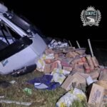 El pesado rodado quedó volcado sobre su lateral derecho en la faja natural tras el despiste ocurrido en la madrugada del martes.