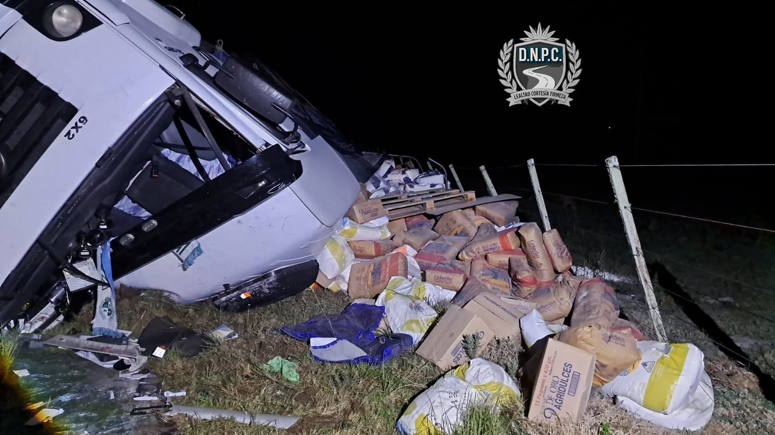 Despiste de camión en ruta 3 deja a dos personas heridas cerca de San José 1 El pesado rodado quedó volcado sobre su lateral derecho en la faja natural tras el despiste ocurrido en la madrugada del martes.