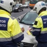 Radar de control de velocidad en una avenida de Uruguay, símbolo de las multas de tránsito en Uruguay y la recaudación municipal.