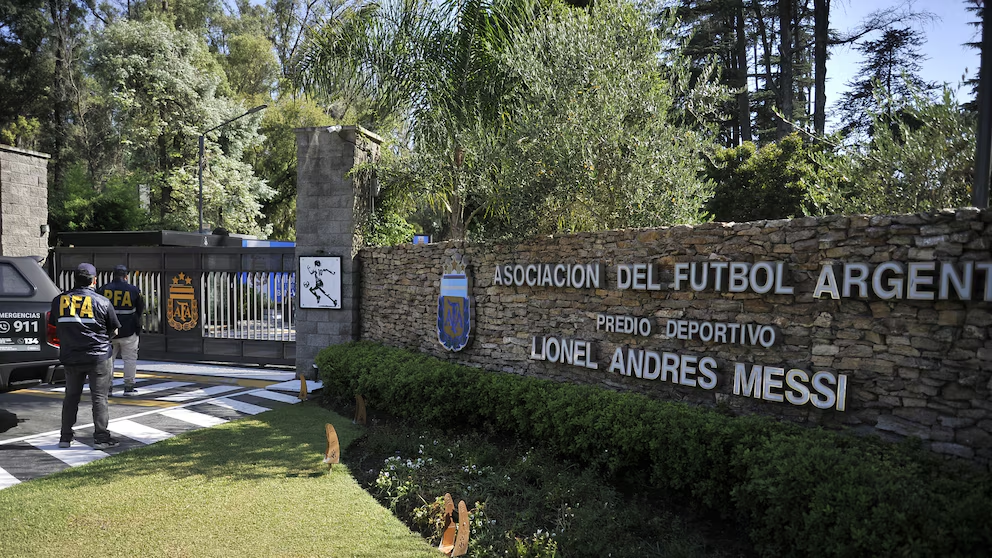 Escándalo total: 242 millones bajo la lupa por trampas al cepo actual 4 Dólares de la AFA y el cepo