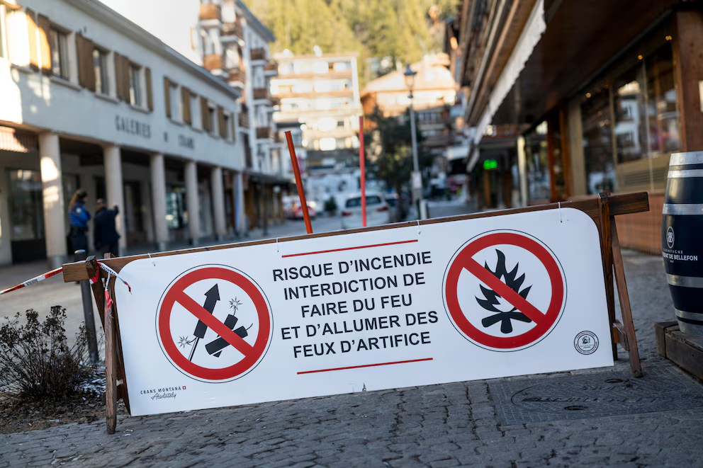 Peritos investigando la tragedia en Crans-Montana