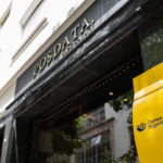 Fachada del café postal en Retiro.