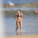 Emilia Attias disfruta del mar en Punta
