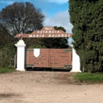 Portón de la estancia María Dolores