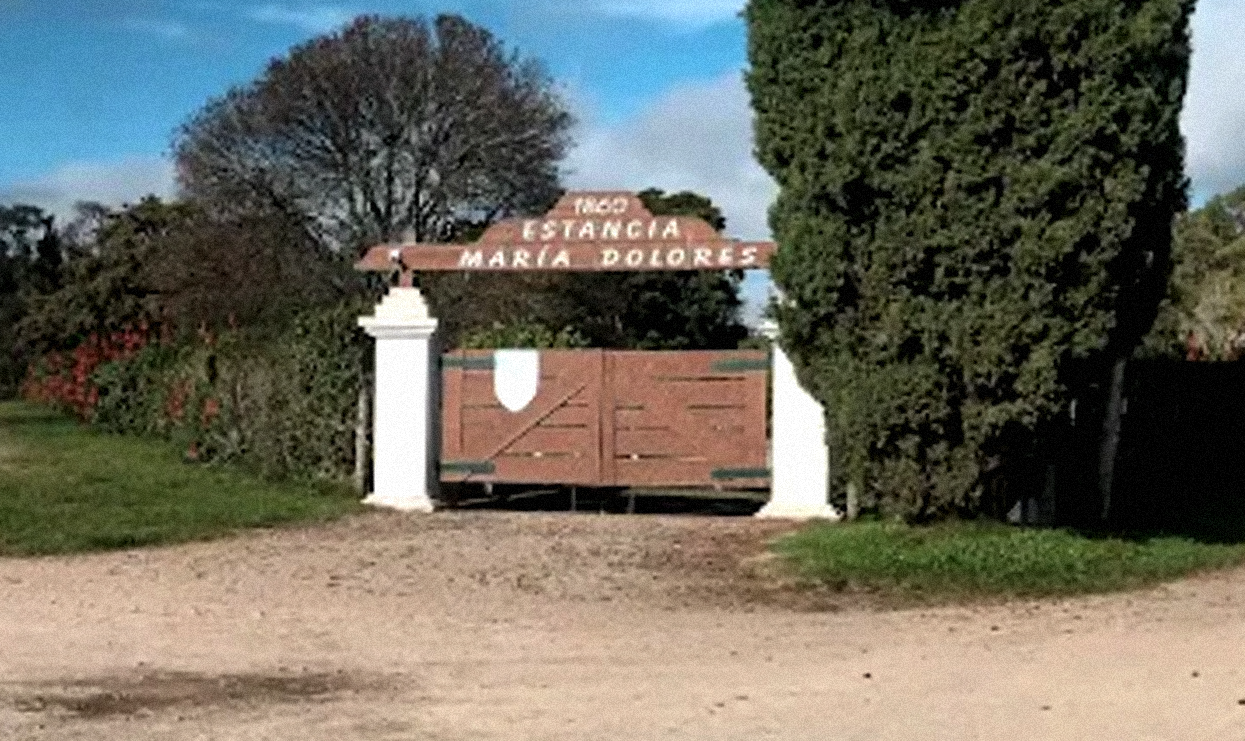 Portón de la estancia María Dolores