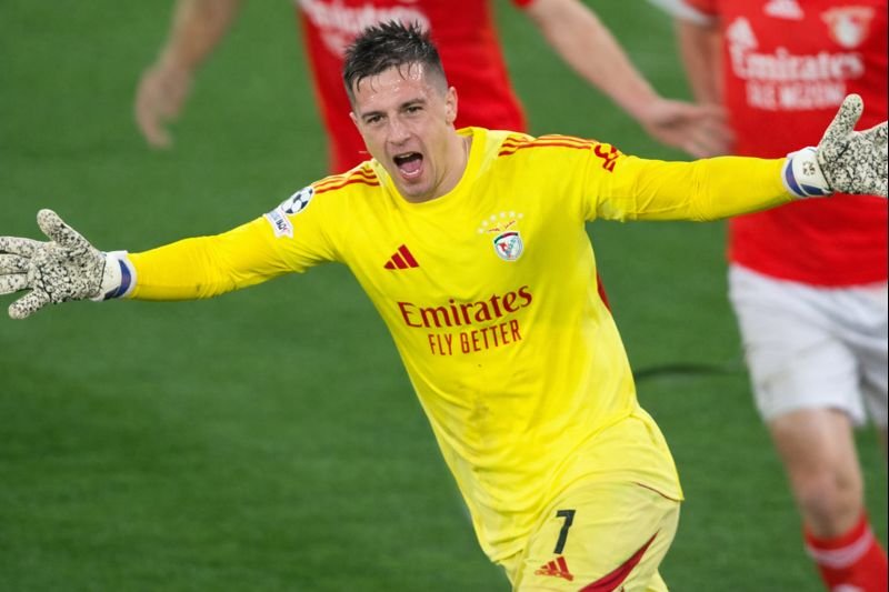 Festejo del gol del arquero del Benfica Festejo del gol del arquero del Benfica