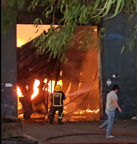 Varias dotaciones de Bomberos combatieron el feroz incendio en el Mercado Regional de Salto 4 Bomberos combatiendo el incendio en el Mercado Regional de Salto