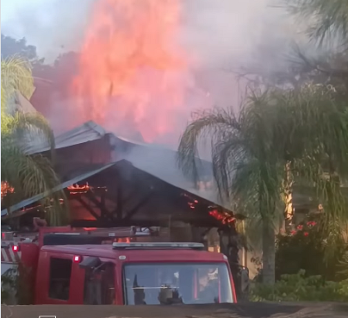 Bomberos combatiendo el incendio en el hotel La Castellana