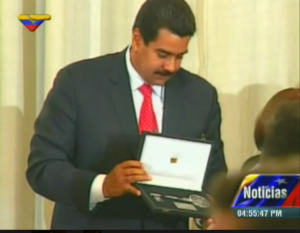 «Inadmisible mantener honores»: reclaman quitar la llave de la ciudad a Maduro