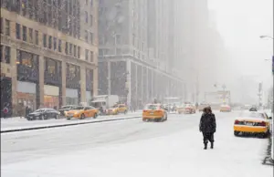 Nueva York declara estado de emergencia ante histórica tormenta de nieve este viernes