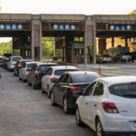 Tránsito intenso y largas colas este viernes en el puente Salto–Concordia por cruces hacia Argentina para cargar combustible.