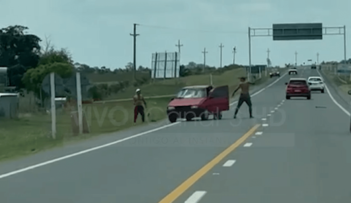 Escena de pelea con machetes y hachas