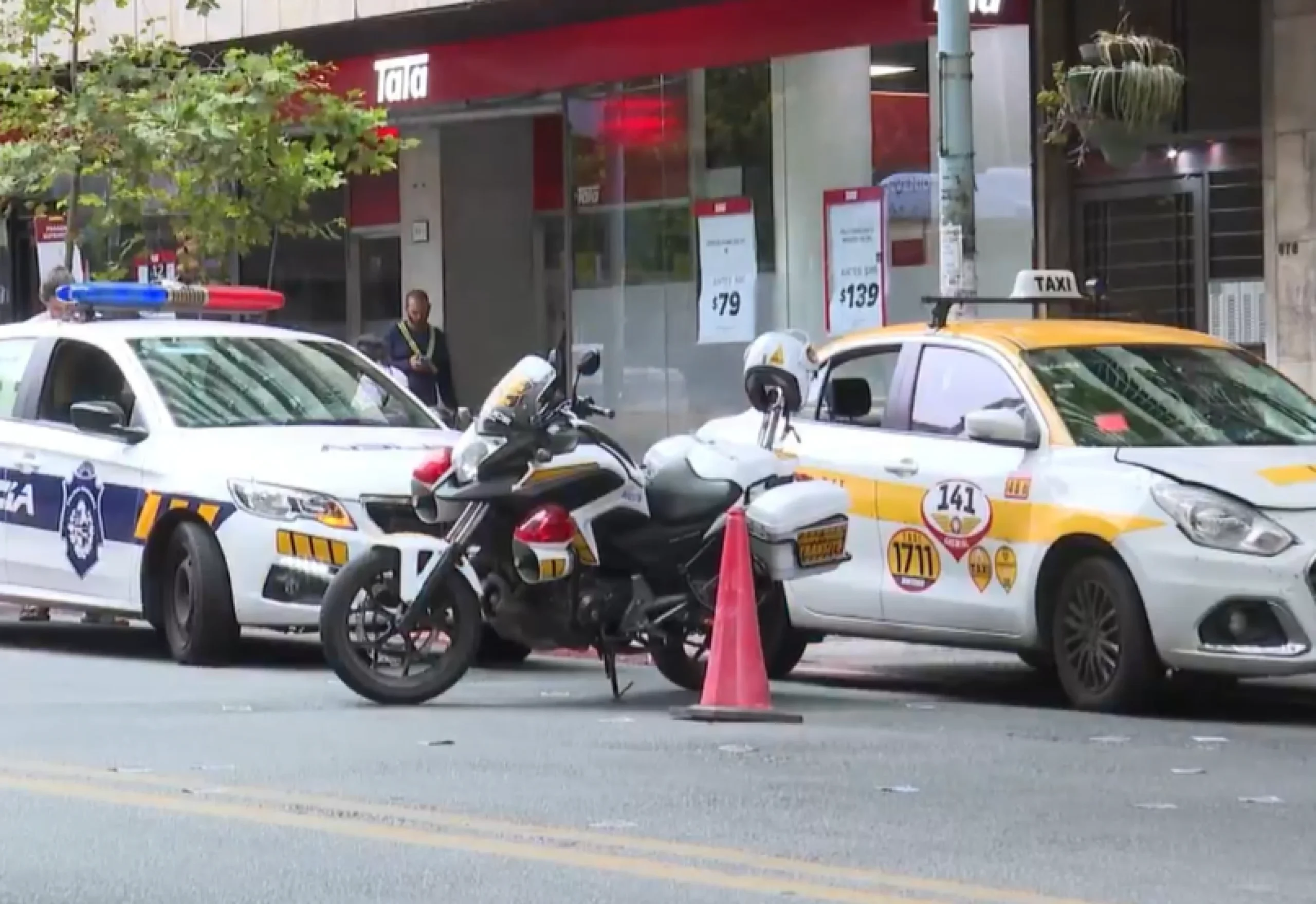 Accidente en 18 de Julio: un taxista perdió el control y atropelló a dos jóvenes 2 Accidente en 18 de Julio involucra a un taxi