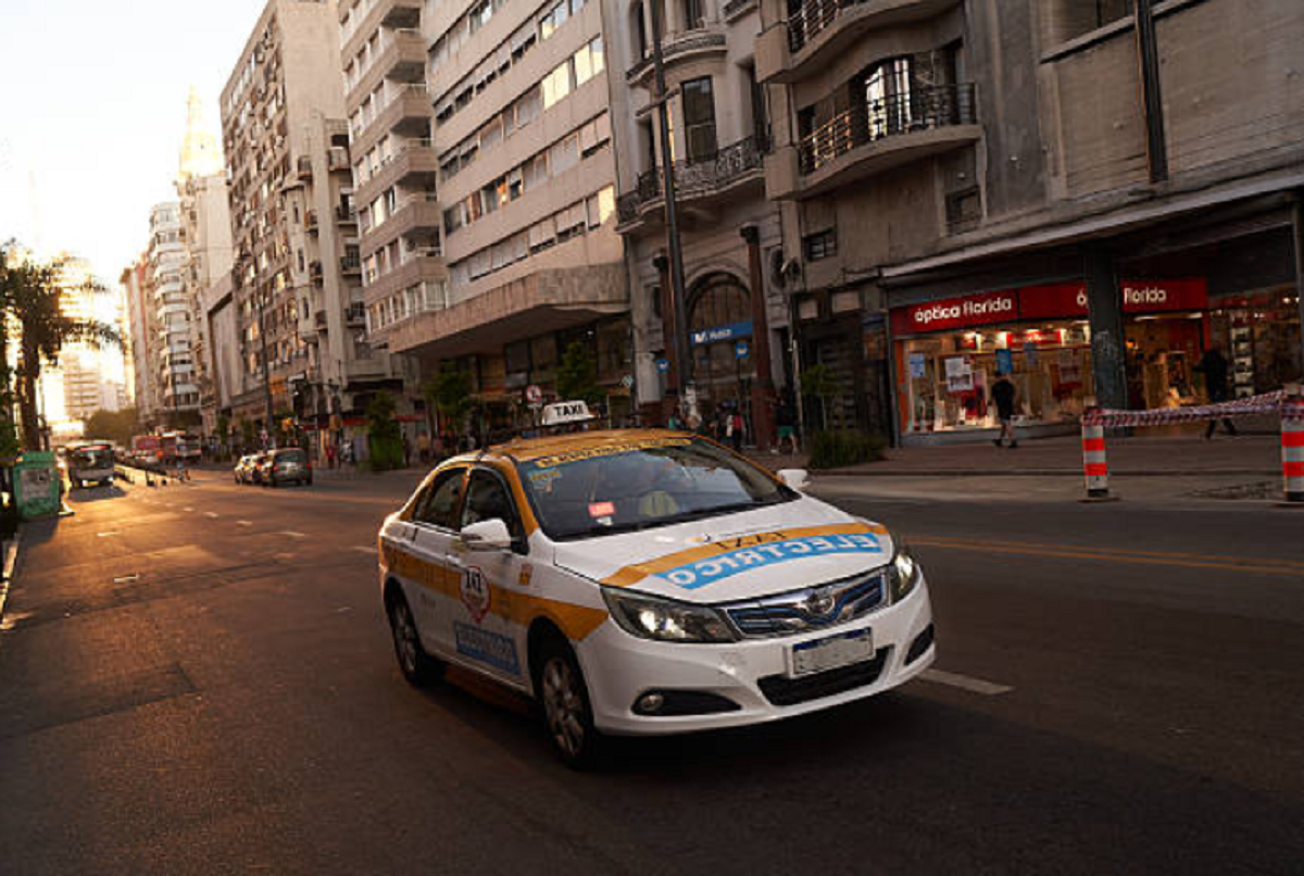 Accidente en 18 de Julio: un taxista perdió el control y atropelló a dos jóvenes 1 Tránsito cortado por accidente en 18 de Julio