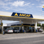 El presidente Yamandú Orsi y el ministro Gabriel Oddone evaluando los precios de los combustibles en Uruguay.