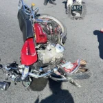 Auto volcado en posición invertida tras el choque en Ruta Interbalnearia