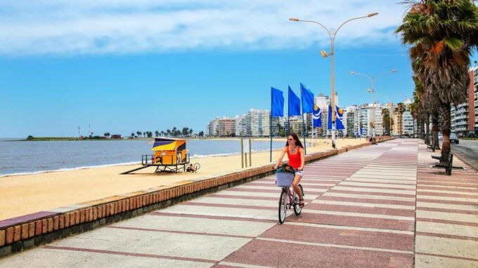 Pronóstico del clima hoy en Uruguay para Montevideo con cielo despejado y sol intenso el 28 de febrero.