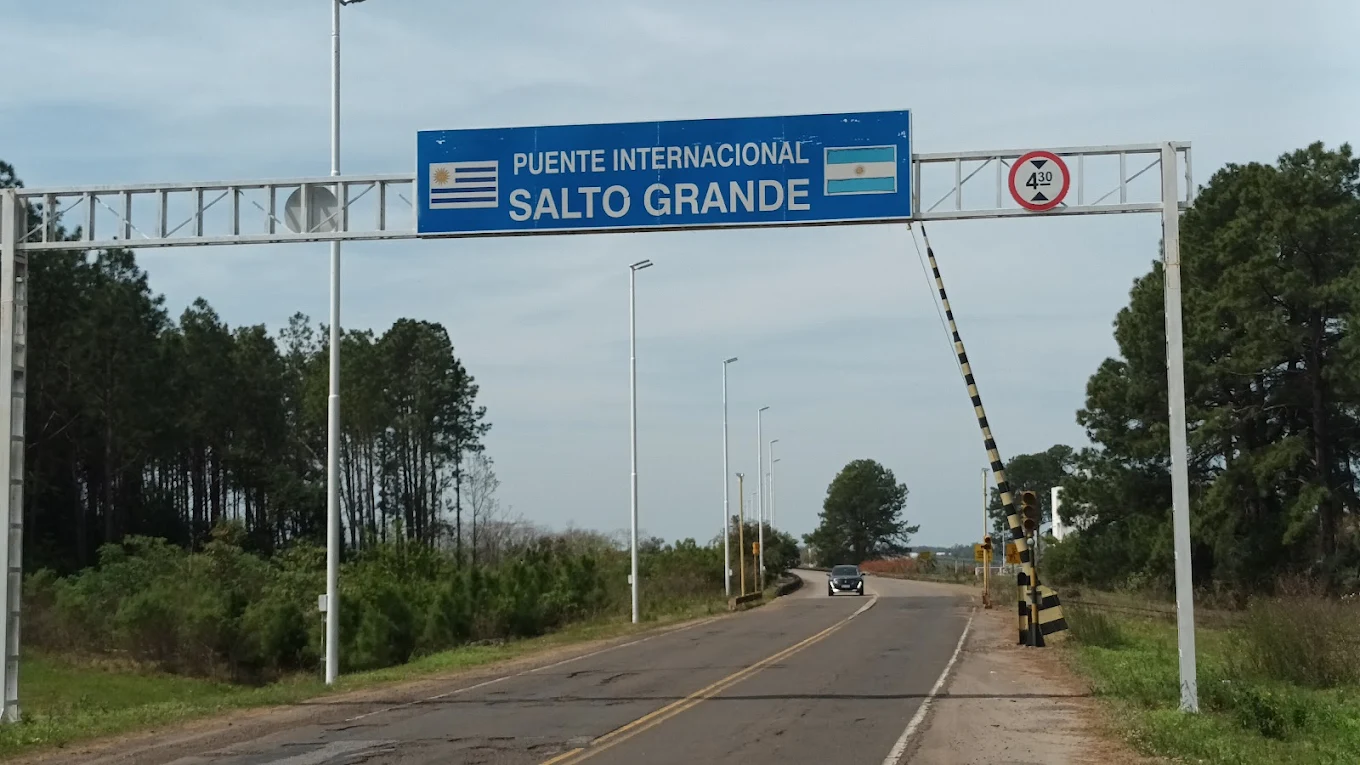 Caos en Paso de frontera Salto Grande